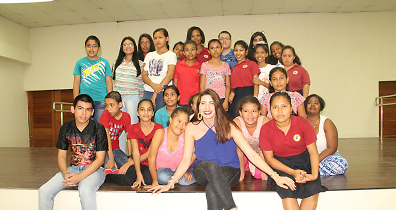 Estudiantes realizan ensayo final para el evento del desfile  Inclumoda