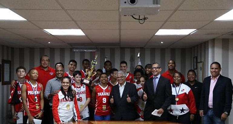 Seleccin masculina y femenina sub14 de baloncesto visitan alcalda de Panam