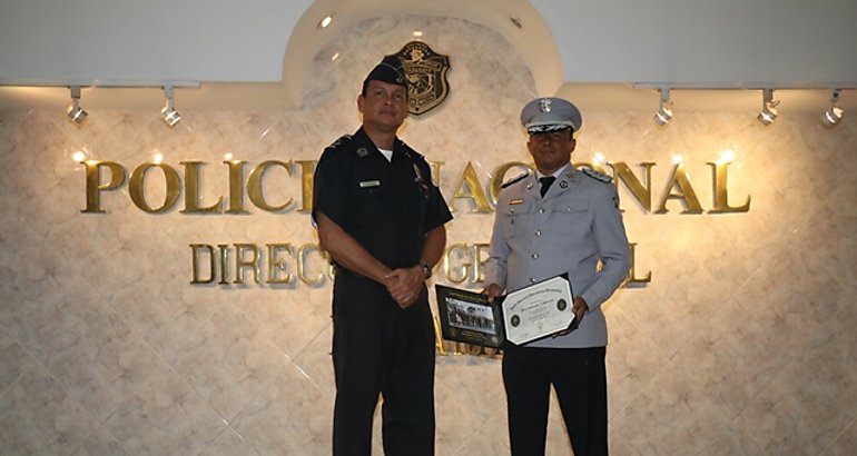 Oficial de la polica se gradu  del Curso Internacional de Combate al Extremo Violento