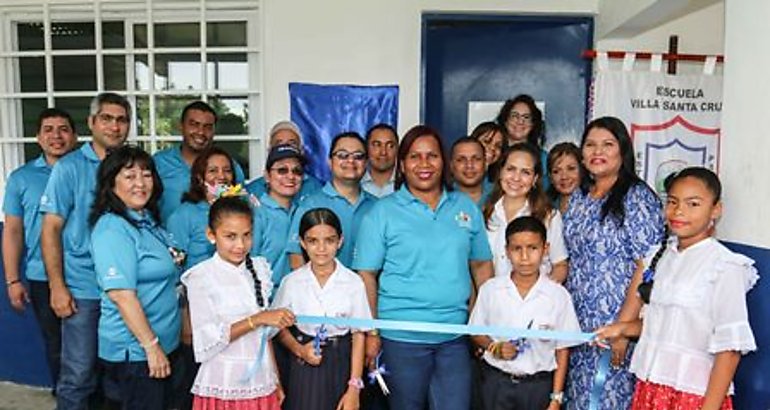 Una Gran Familia entrega salnbiblioteca en escuela de Coln