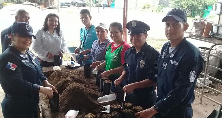  Policial de Chiriqu siembra de plantones en la ciudad de David