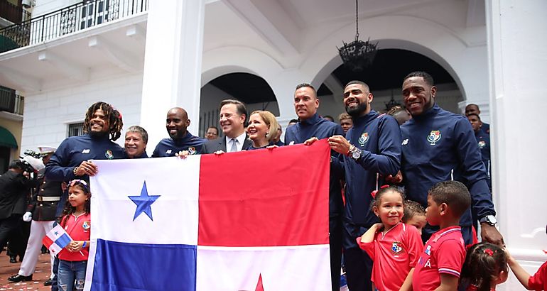 Seleccin de ftbol es condecorada y recibe la Bandera Nacional que llevar a Rusia 