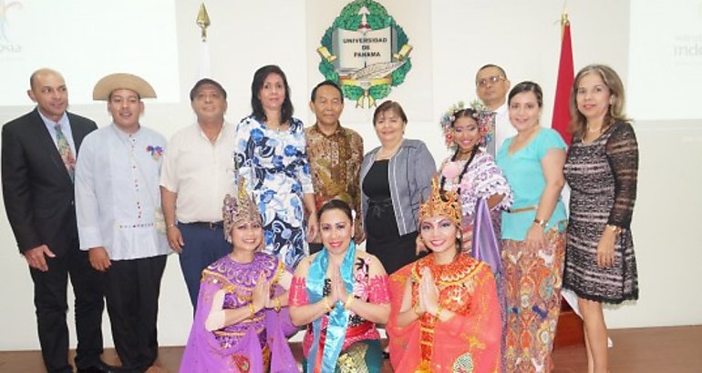 Embajador de Indonesia realiza visita al Centro Regional Universitario de la UP en Los Santos