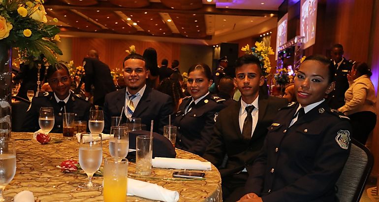 Cena de gala para conmemorar los 20 aos de la Escuela de Oficiales de Polica