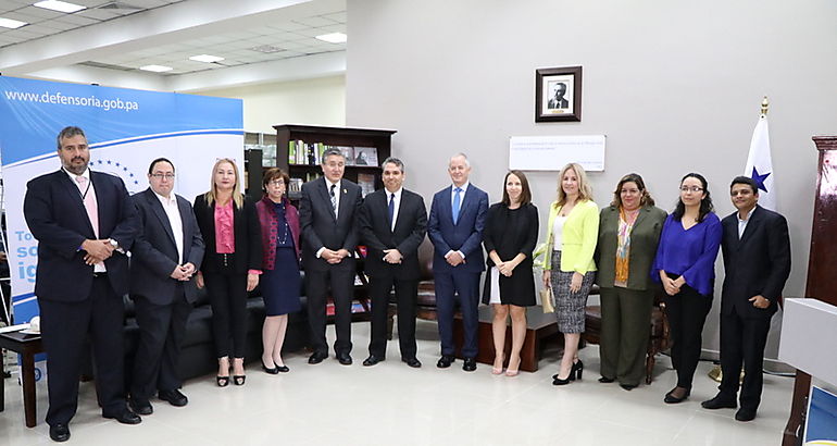 Defensoria del Pueblo recibe fondo bibliogrfico 