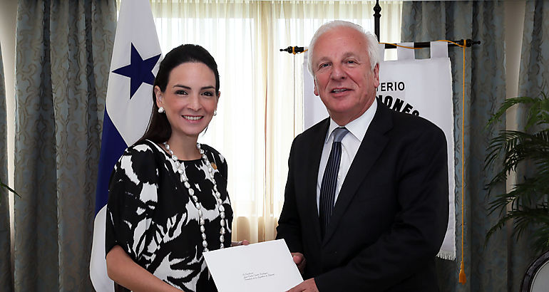 Viceministra recibe copia de cartas credenciales de embajadores de Argentina y Chile