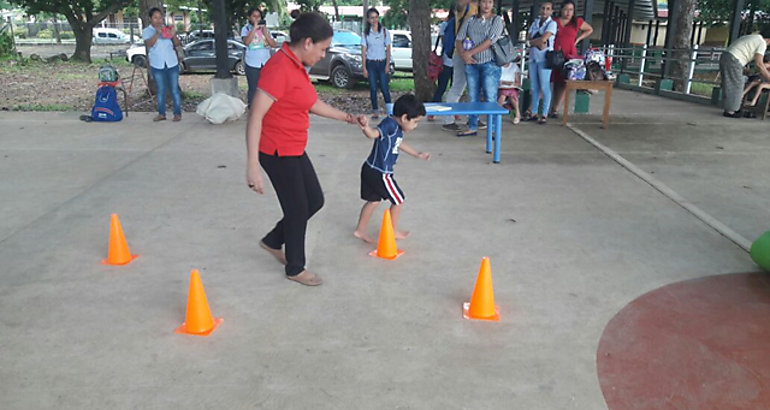 Padres de familia veragenses y sus hijos participan de taller de Conceptos Teraputicos