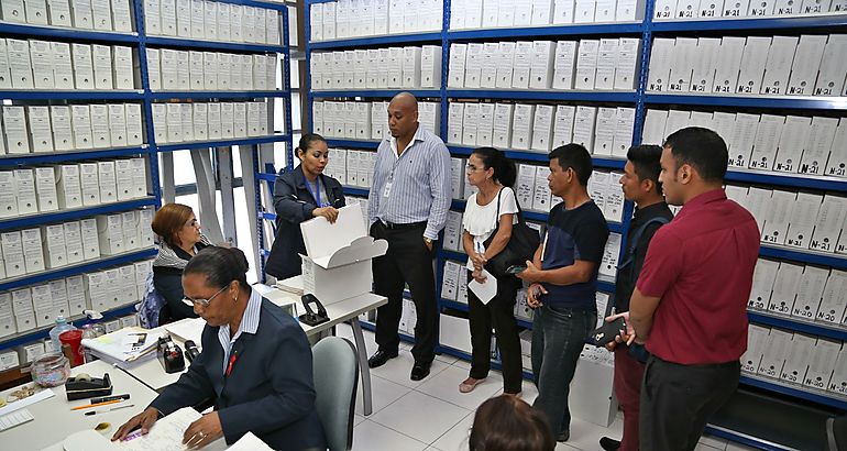 Gira acadmica al Archivo Central del TE