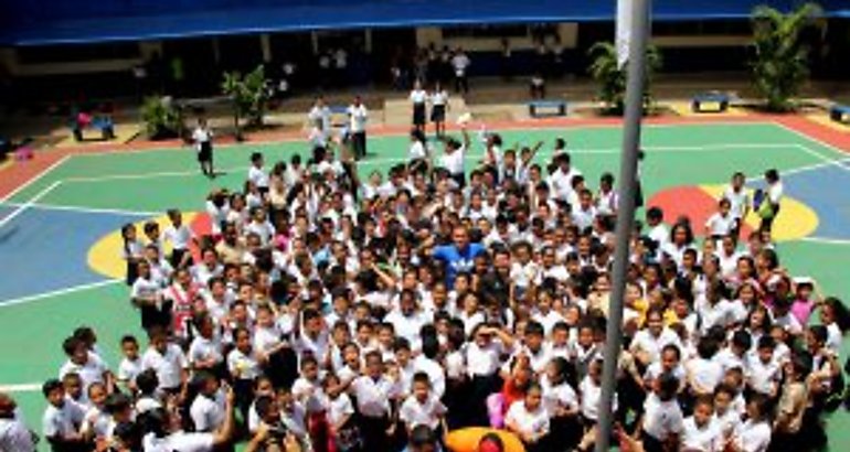 Pandeportes entrega implementos deportivos en escuela de Vista Alegre