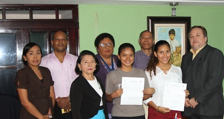 Empresa Crowley entrega becas