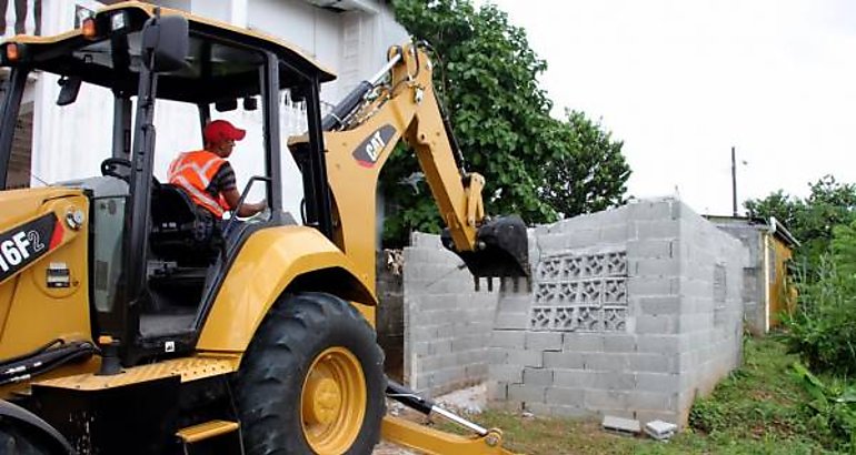 Demuelen construccin ilegal para recuperar servidumbre pluvial