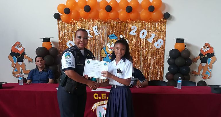 Nuevos graduados del programa preventivo DARE