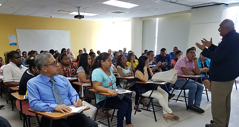 Orientan a padres de familia sobre factores de riesgo social