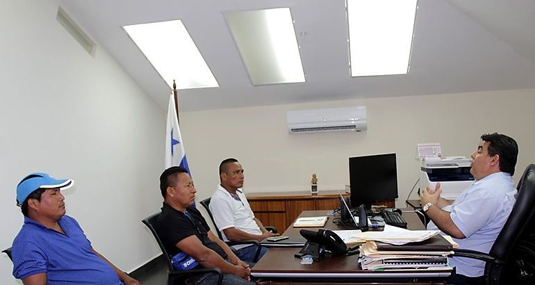 Secretario General atiende a moradores de Comarca Ember  Wounaan