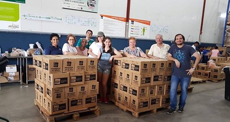 Miembros de la Congregacin Kol Shearit Israel en las bodegas del Banco de Alimentos Panam