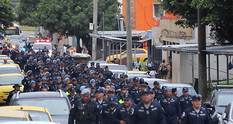 La Polica camina segura por Curund