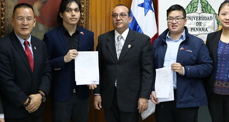 Estudiantes universitarios son becados por el Instituto Confucio