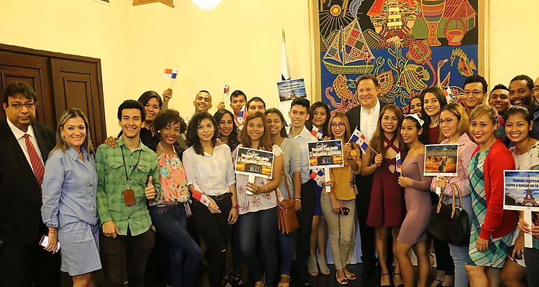 Becados del concurso de idiomas se renen con el presidente Juan Carlos Varela