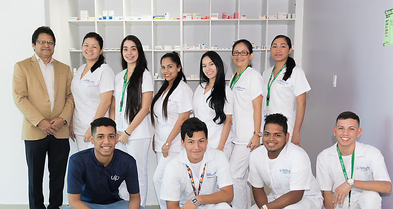 farmacia Chanis y estudiantes