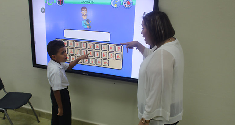 Escuela nacional de Sordos recibe donacin de pantalla interactiva digital