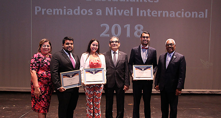 Reconocimiento a Estudiantes de la UTP