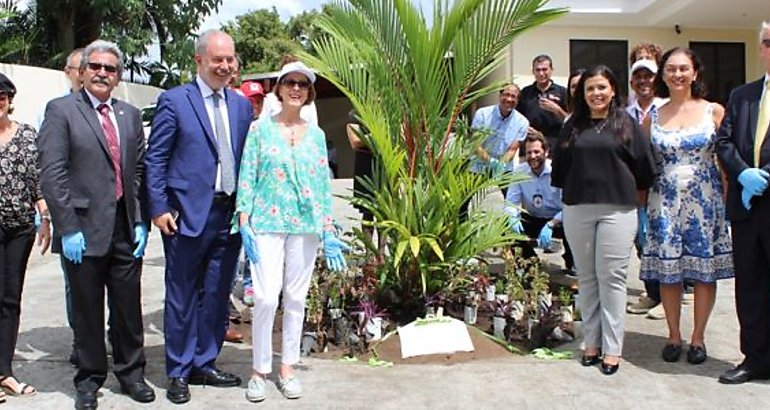 Siembra simblica de plantas ornamentales en la residencia del embajador de Italia en Panam