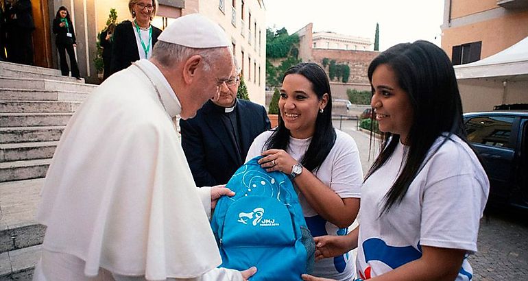 JMJ Panam 2019 Jvenes obsequian al Papa Francisco mochila del peregrino