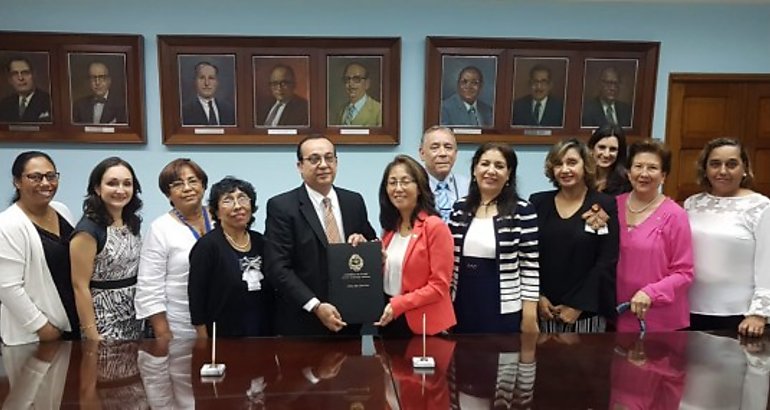 Rector Eduardo Flores Castro firma acuerdo para certificacin de la carrera de Tecnologa Mdica con la Universidad de Luisiana USA