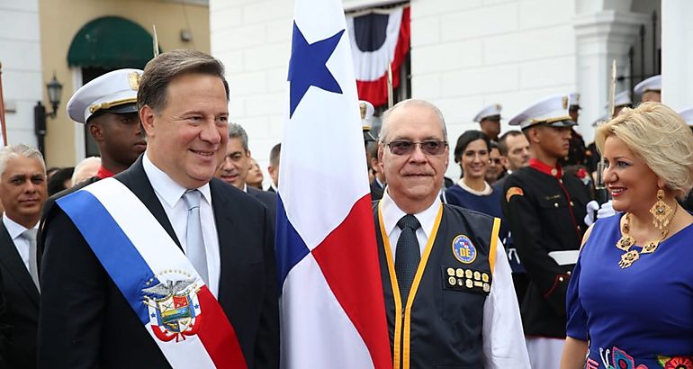 Presidente Varela resalta civismo de los panameos y abandera al cuerpo de delegados electorales 