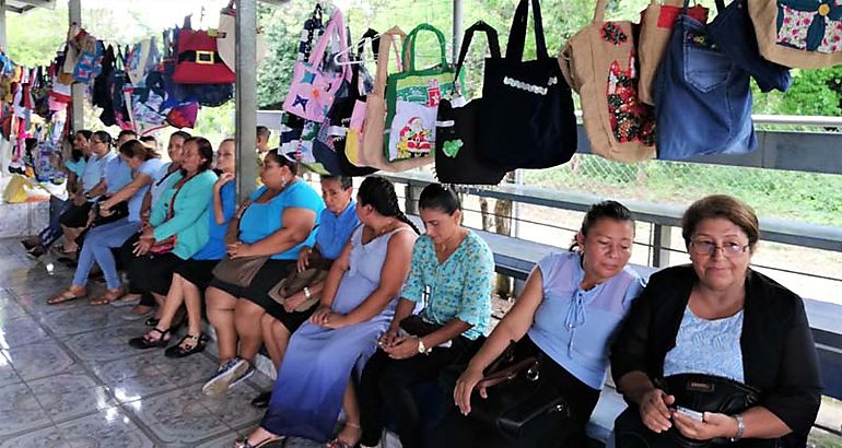 Unipal logra graduar a 24 mujeres del curso de confeccin de bolsos artesanales