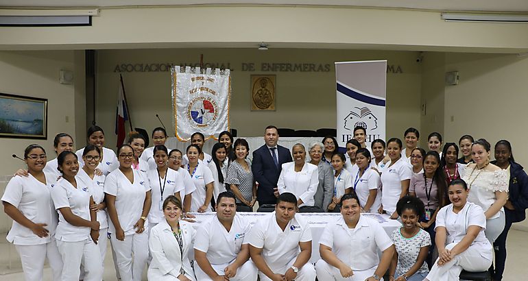 IFARHU entrega cheques de becas a enfermeras y estudiantes de enfermera