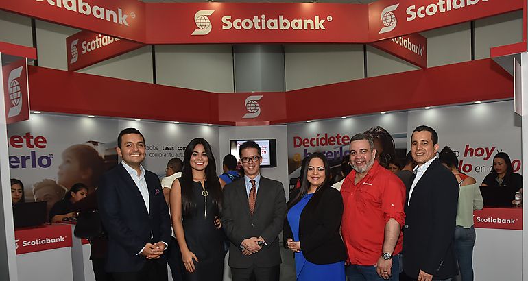 Equipo de asesores de Scotiabank durante la feria