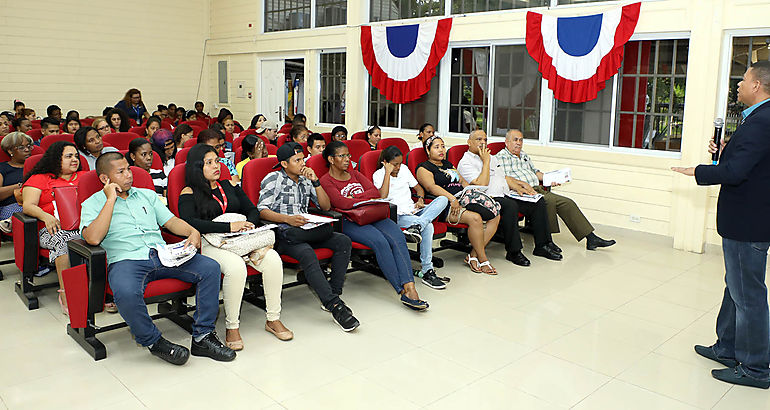 Universitarios de Coln aprenden del funcionamiento del Voto Electrnico