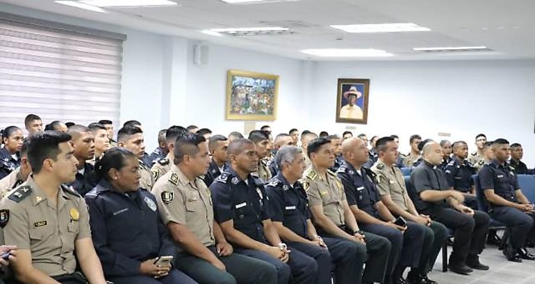 Cadetes de la polica de Per realizan formacin en Panam