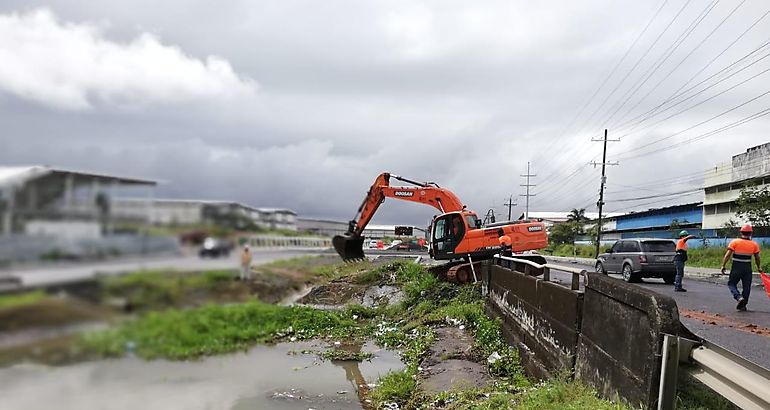 ZLC realiza trabajos de limpieza para circulacin de aguas pluviales 