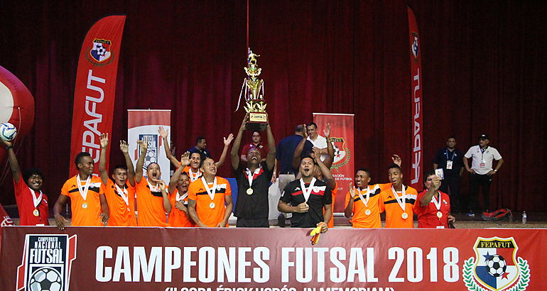 Los nuevos campeones celebran con el trofeo que los acredita como campeones del futsal panameo  