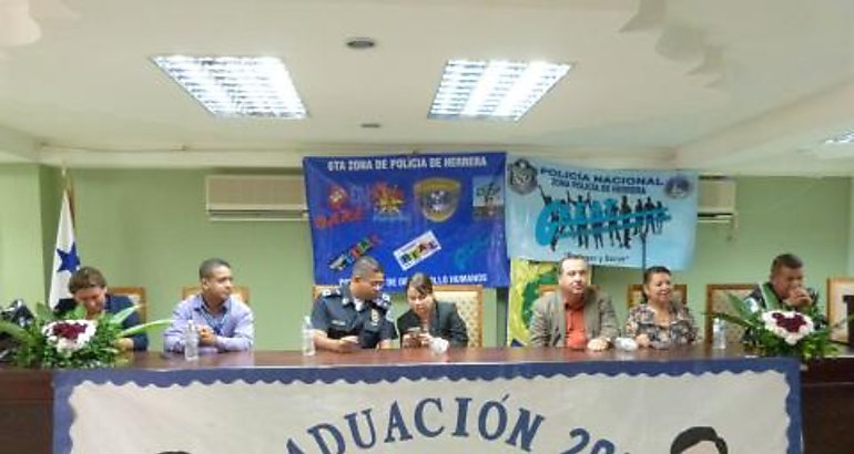 Estudiantes del IPHE de Herrera se gradan de programa antipandillas de la Polica Nacional