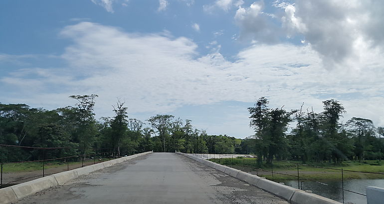 carretera entre comunidades de Cuango y Santa Isabel