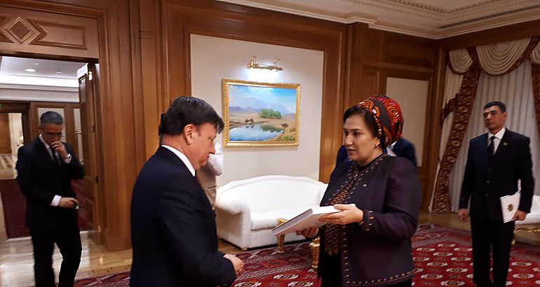 Primer embajador panameo en Turkmenistn entrega Credenciales