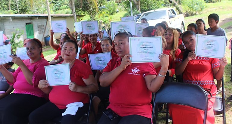 Comunidad de San Bernardino Arriba de Nuevo Emperador clausura curso de manualidades