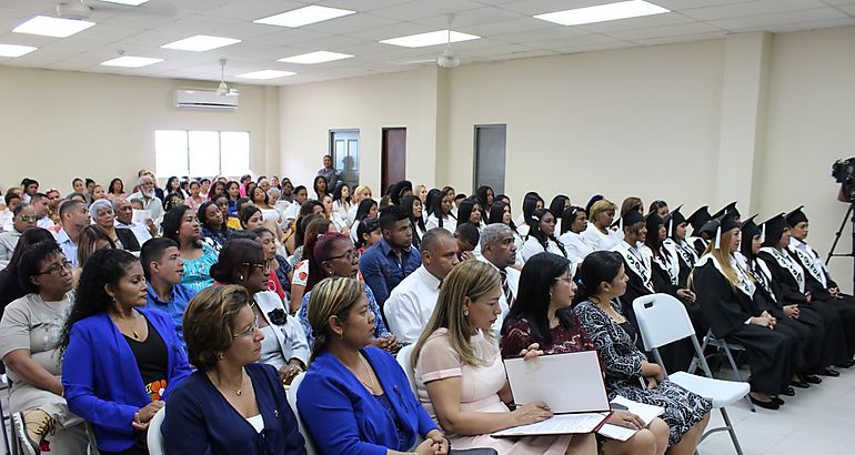 Mujeres del Centro Femenino logran graduarse de pre media y media