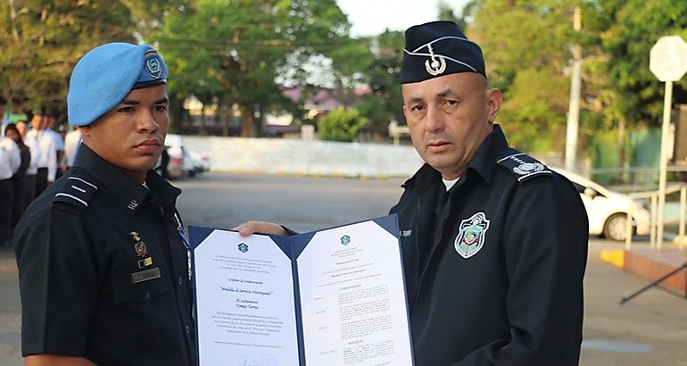 Medalla al Servicio Distinguido al Subteniente de la Polica Nacional Toms Torres