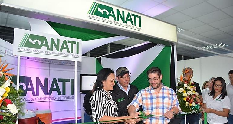 Anati entrega ttulos de propiedad en la feria de las Flores y del Caf en Boquete