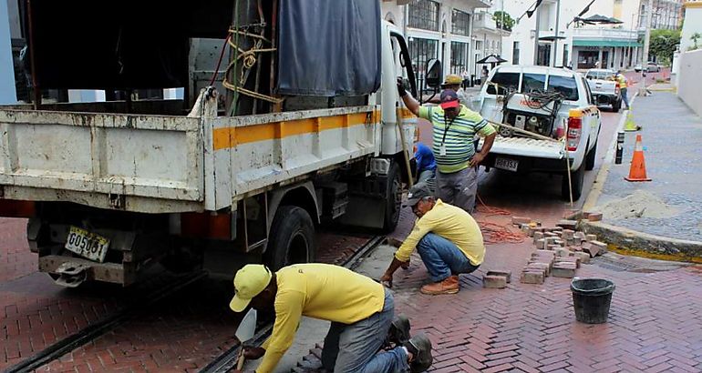 MOP repara adoquines en calle La Merced en el Casco Antiguo