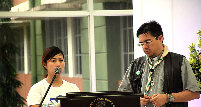 UTP celebra eucarista en en  5 idiomas