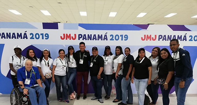 Equipo de intrpretes de lengua de seas para personas con discapacidad auditiva durante la JMJ 2019