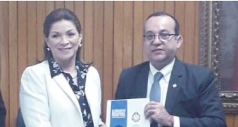 Ana Matilde Gmez recibe documento del rector Eduardo Flores Castro