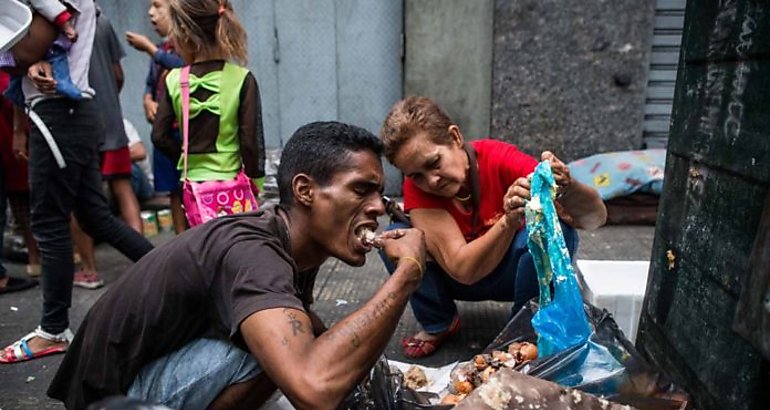 Venezolanos comiendo en la basura 