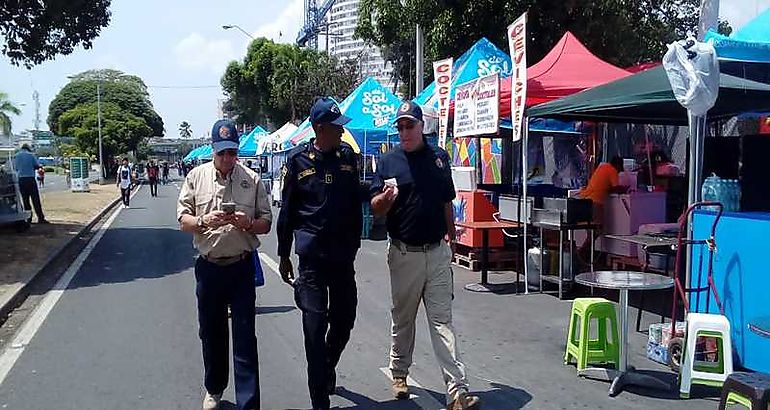 Inspeccionan puestos de comida en la Cinta Costera 