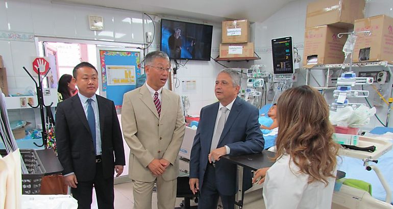 Embajador de China en Panam entrega donacin al Hospital del Nio 